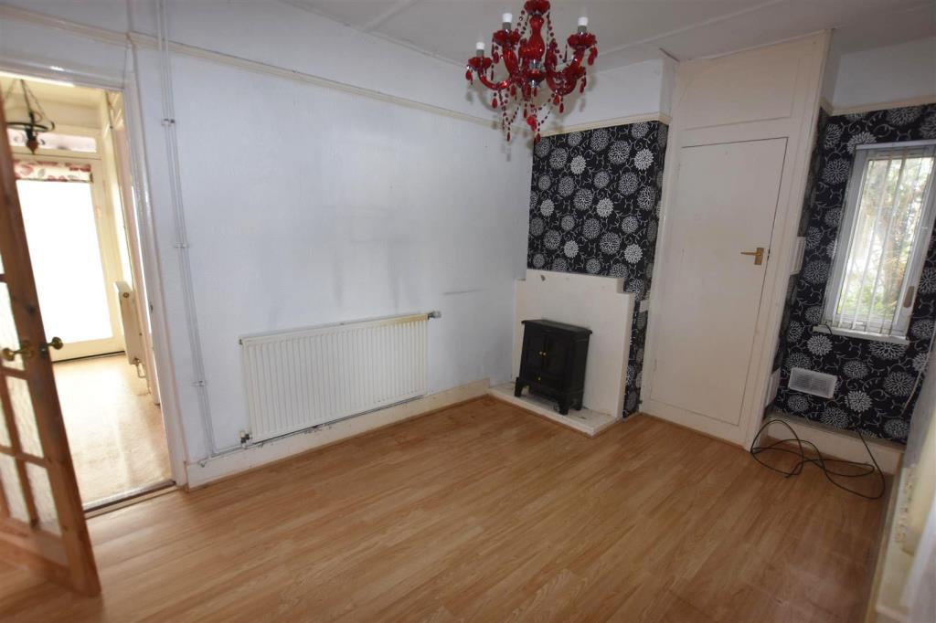 Lot: 163 - DETACHED BUNGALOW FOR UPDATING - Dining room